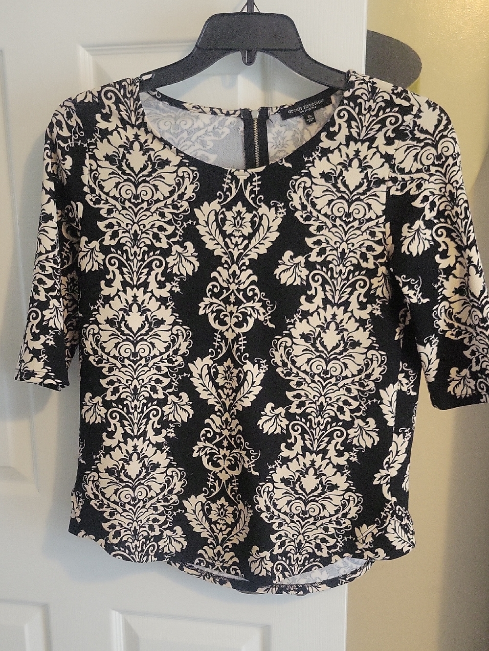 Green Envelope LA SzXL Black and Cream Damask Short Sleeve Blouse Zip up Back